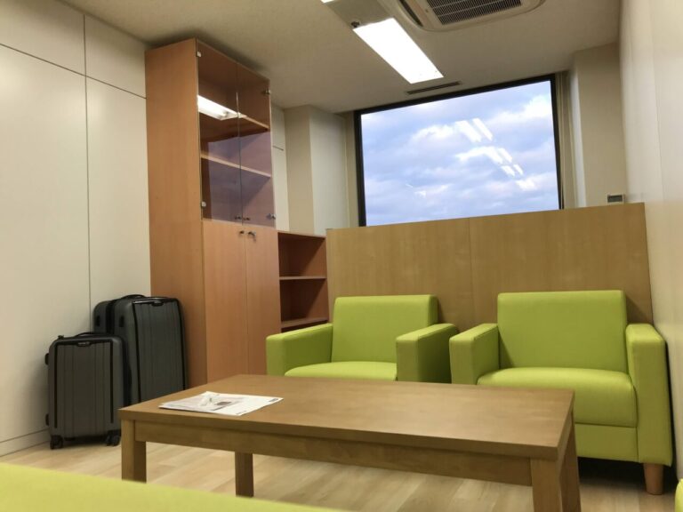 士業事務所の受付・間仕切り周りの様子